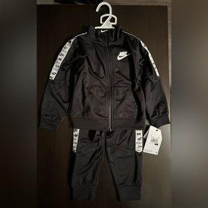 NWT Nike toddler track set⭐️FINAL OFFER